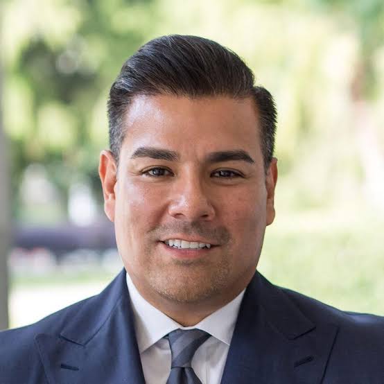 Headshot of Ricardo Lara